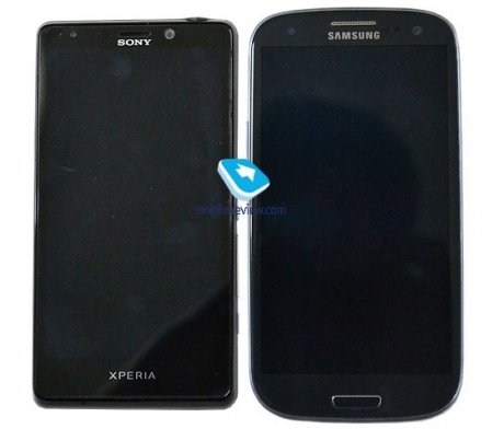 Sony Xperia Mint és Samsung Galaxy S III - jól látható, hogy nem 4,3 colos megjelenítőt kapott a Sony üdvöskéje